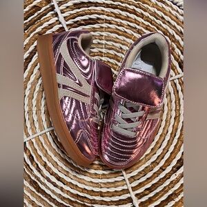 Steve Madden 9C
Metallic Pink Sneakers with Tan Soles